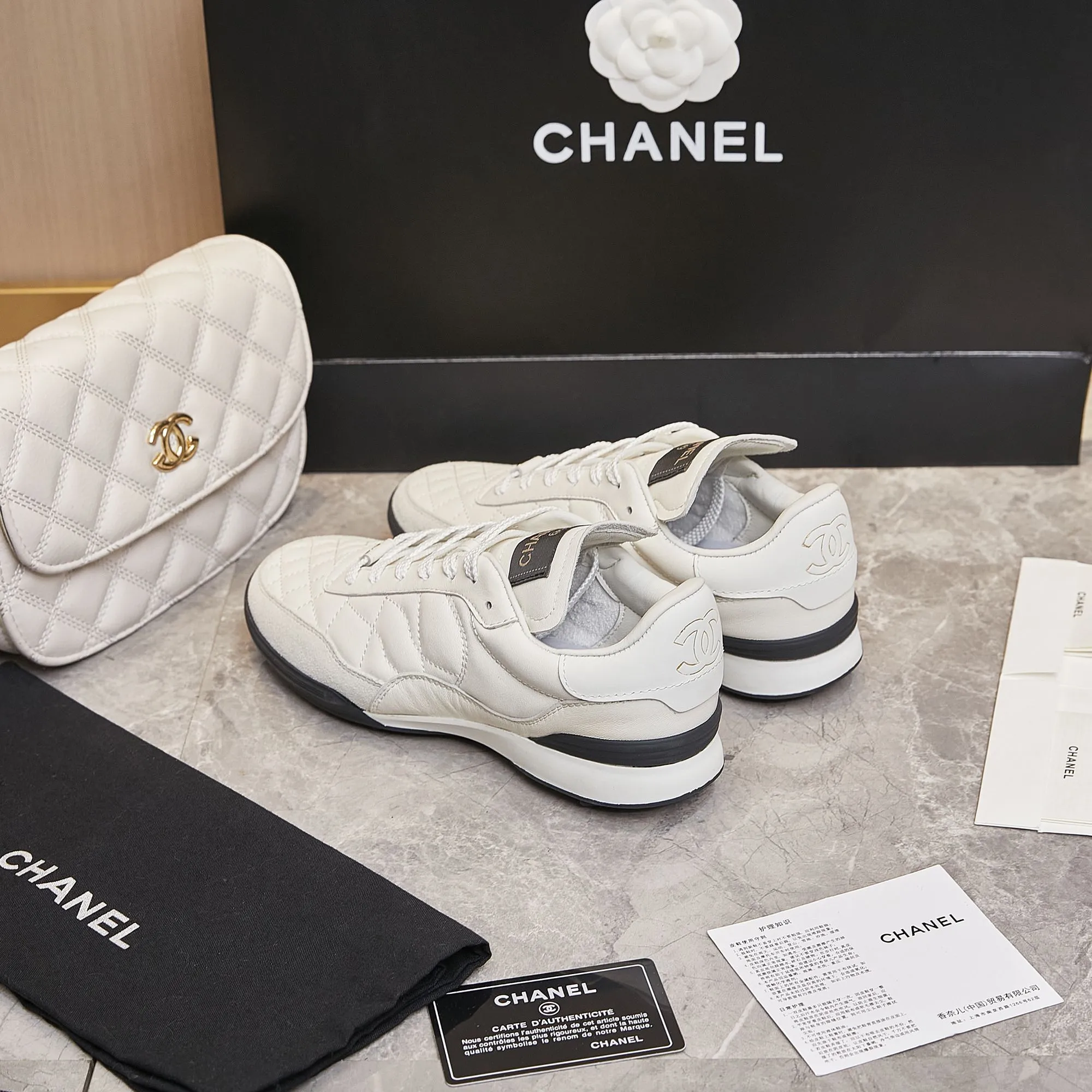 👟👟Ex-factory price 560👟👟 Chanel Chanel - 2024 counter top casual sports shoes This classic design; the upper is electro-embroidered with a variety of techniques; the outsole is fashionable and sporty; it is unusual to incorporate a variety of color matching elements... The diversified mix and match is very beautiful and versatile, casual, fashionable, sports and outdoor can be taken into account... ꫛꫀꪝ Go➫ Material: ❶Upper is made of: Original imported mixed-breed sheep ❷Inside made of: original imported breathable sheepskin ❸Outsole based on: original TPU outsole Full set of boutique packaging for women 35–41